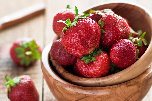 Red strawberries in a wooden bowl