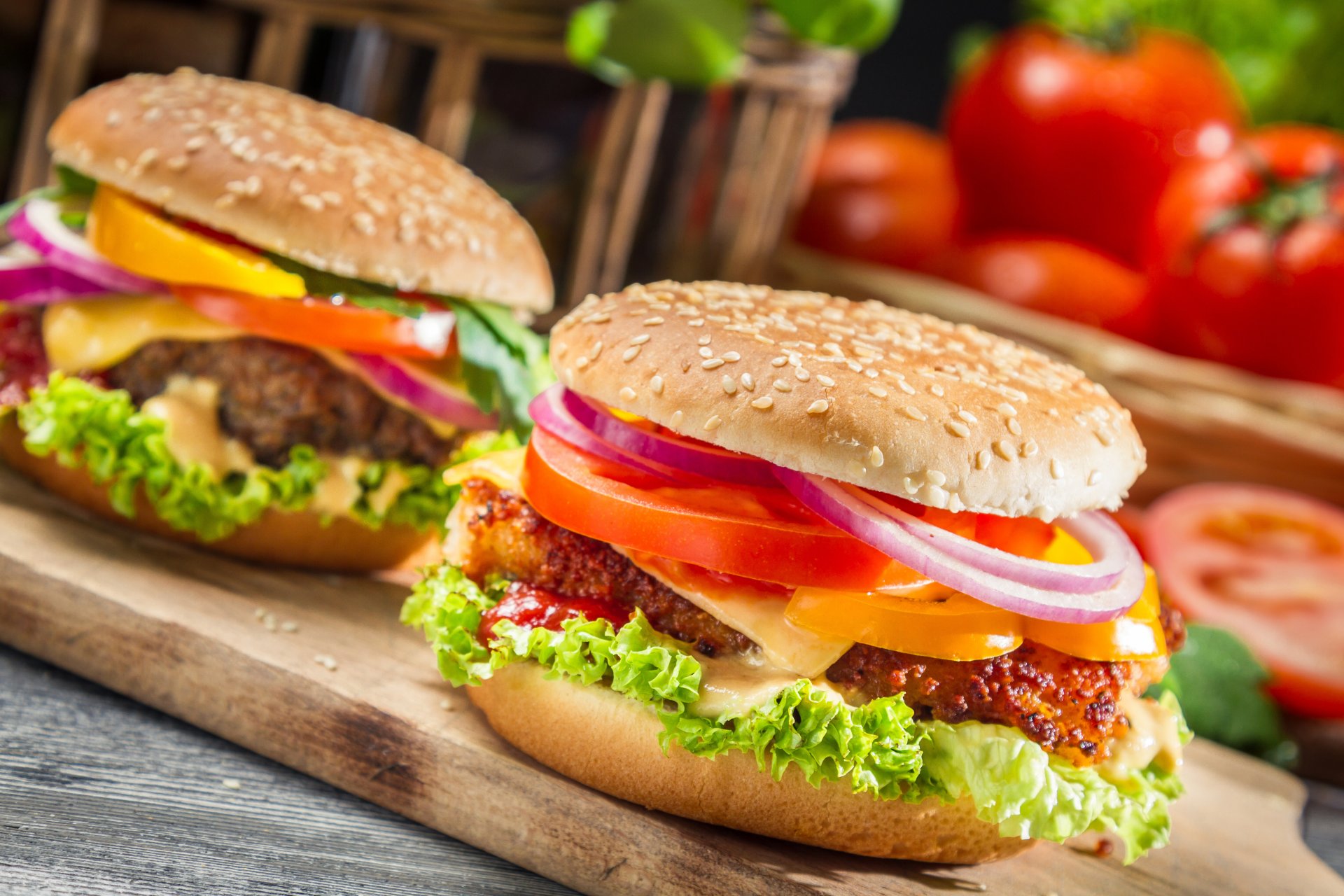 hamburguesas comida rápida sándwiches tabla comida pan sésamo cebolla pimientos tomates verduras chuleta queso