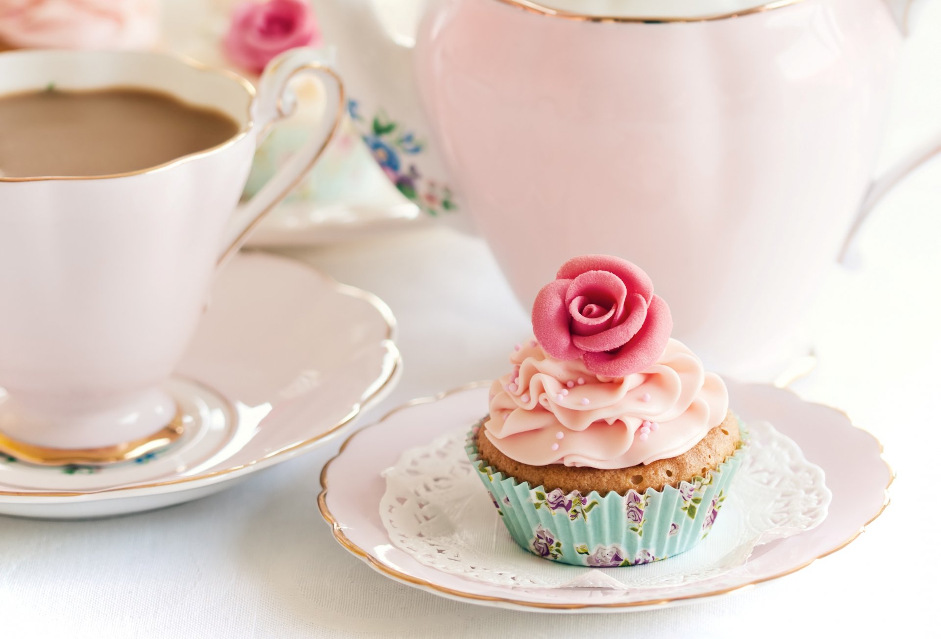 gâteau crème rose fleur rosette cupcake café repas dessert vaisselle