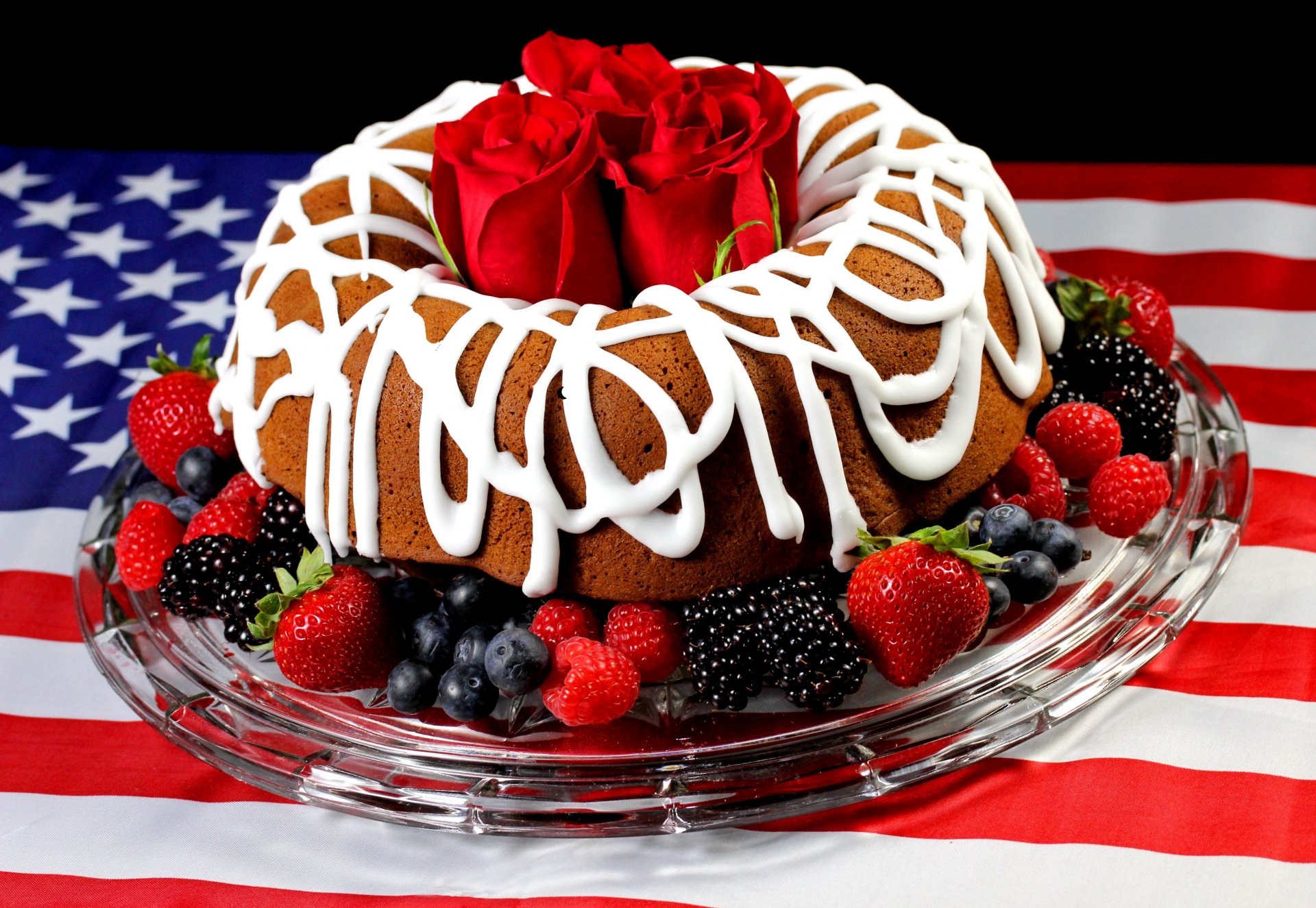 essen kuchen kuchen schokolade creme heidelbeere himbeere erdbeere amerika-flagge blumen blümchen rose rot hintergrund tapete widescreen vollbild widescreen widescreen