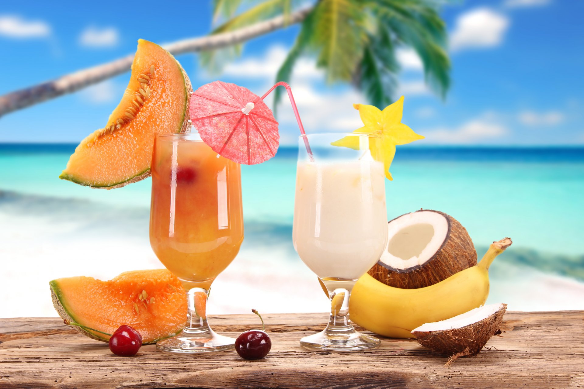 cocktails cou jus verres à vin fruits banane melon noix de coco cerise carambole boissons été loisirs