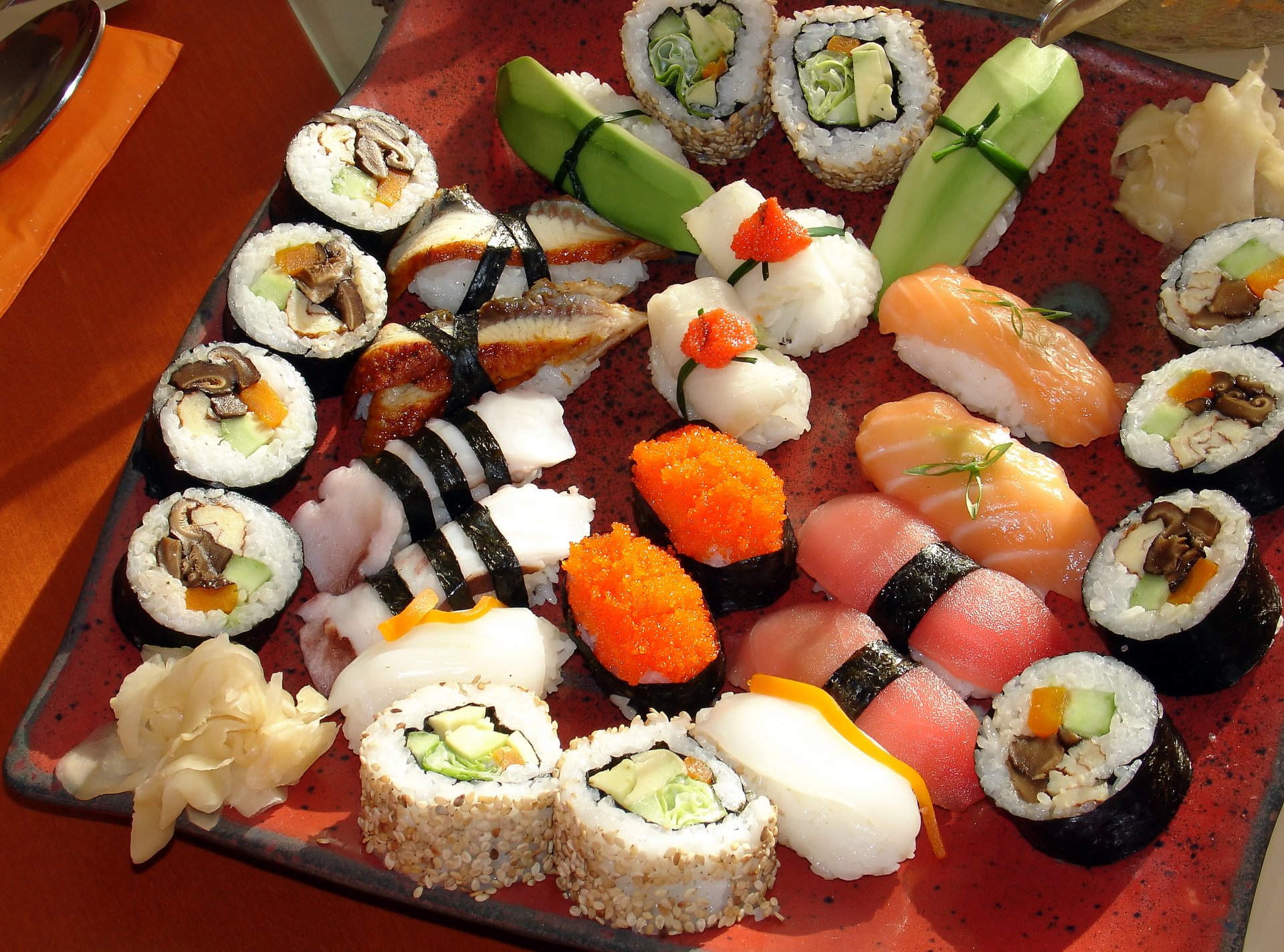 sushi japon japon alimentaire sushis petits pains sashimi cuisine japonaise fruits de mer poisson rouge saumon tranches dispersion poivre riz caviar champignons wasabi gingembre légumes verts portion