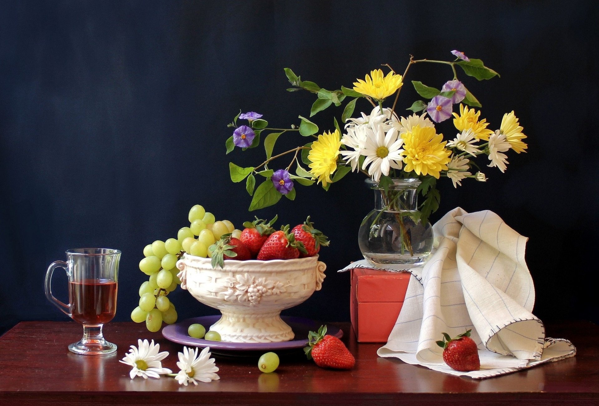 fraise raisin camomille fleurs vase verre boisson nature morte boîte table fruits baies