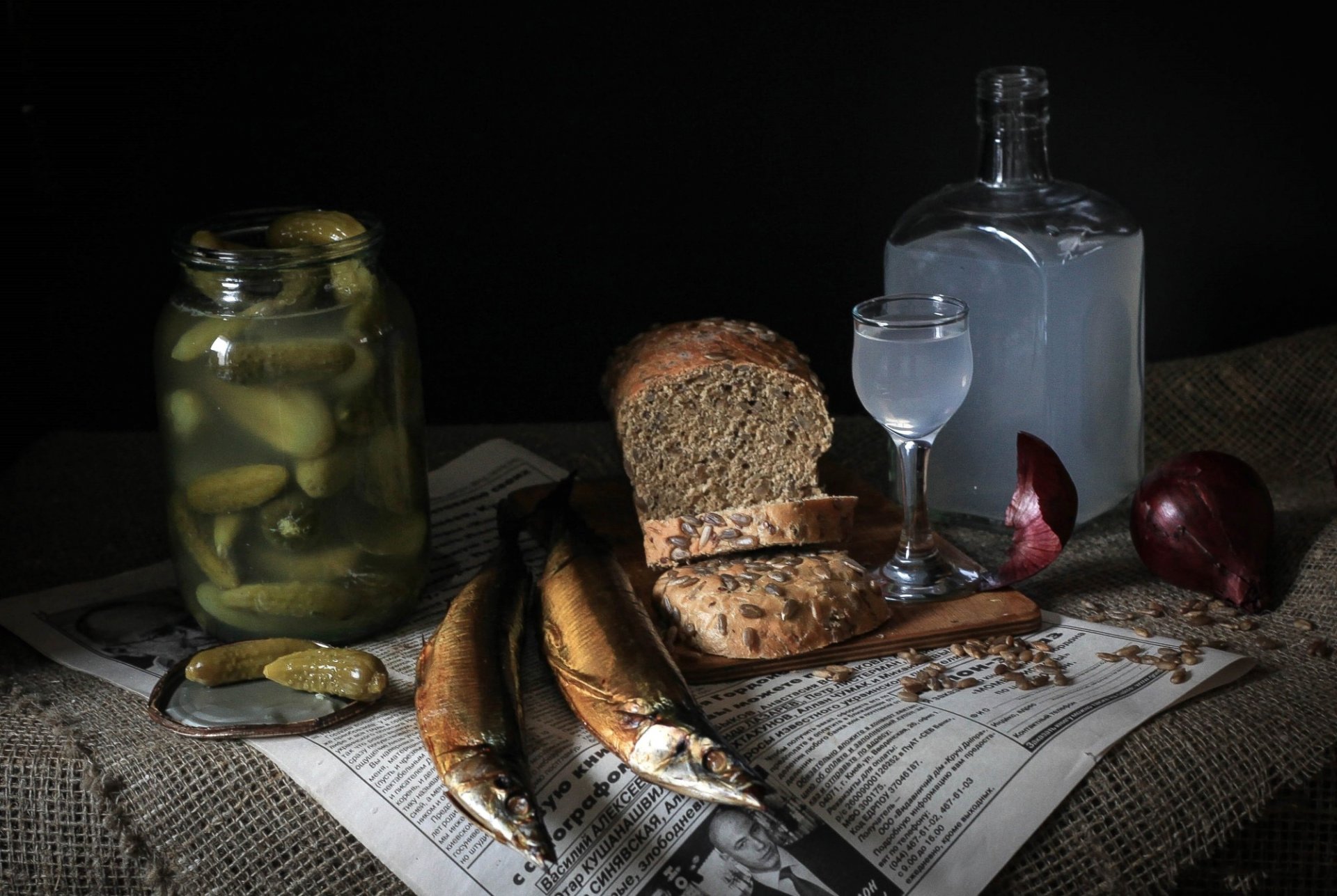 caraffa lattina pane cipolle cetrioli vodka chiaro di luna pesce bicchierino giornale