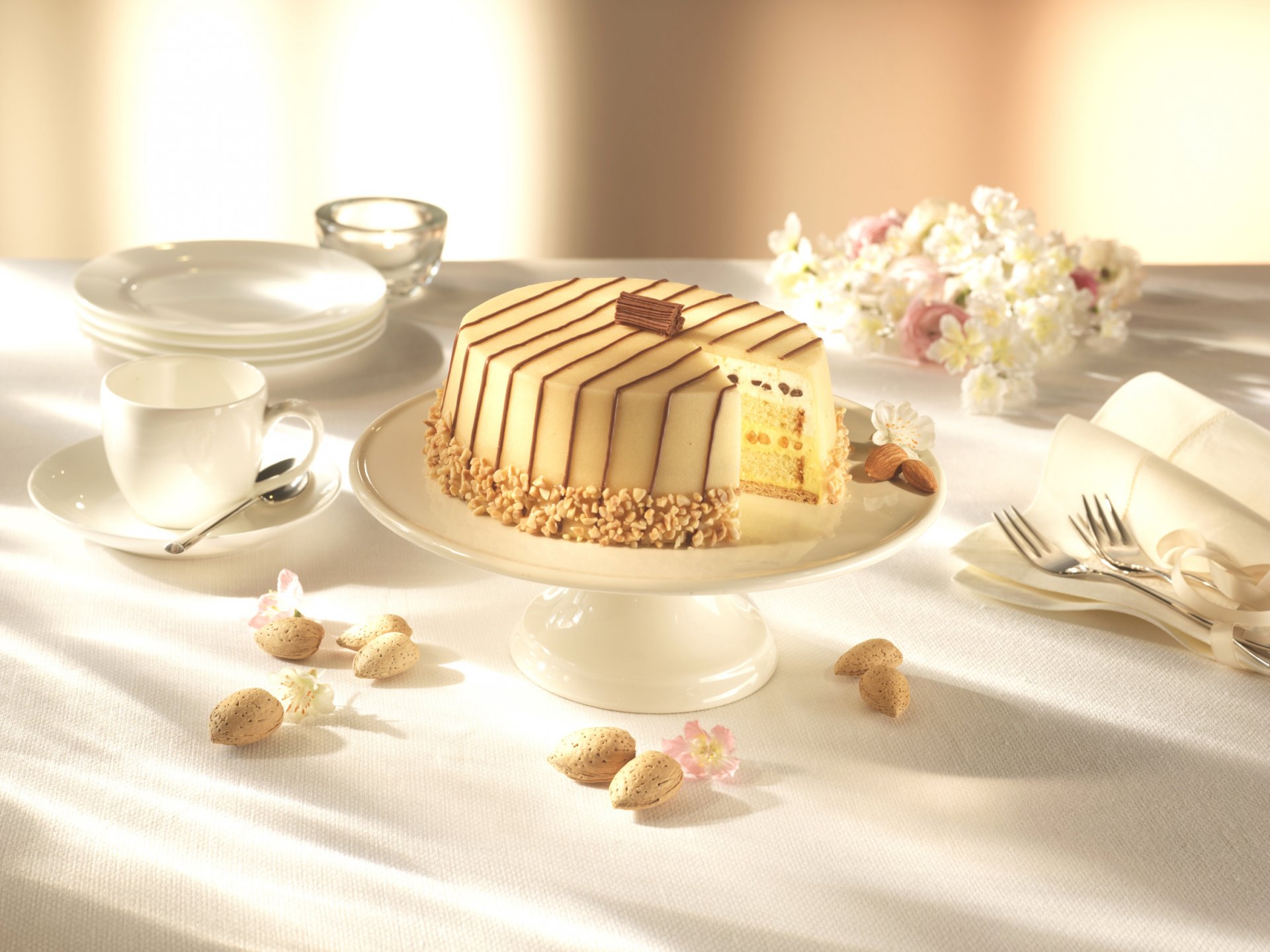 kuchen marzipan mandeln. schokolade creme dessert süß backen essen servieren blumen tisch