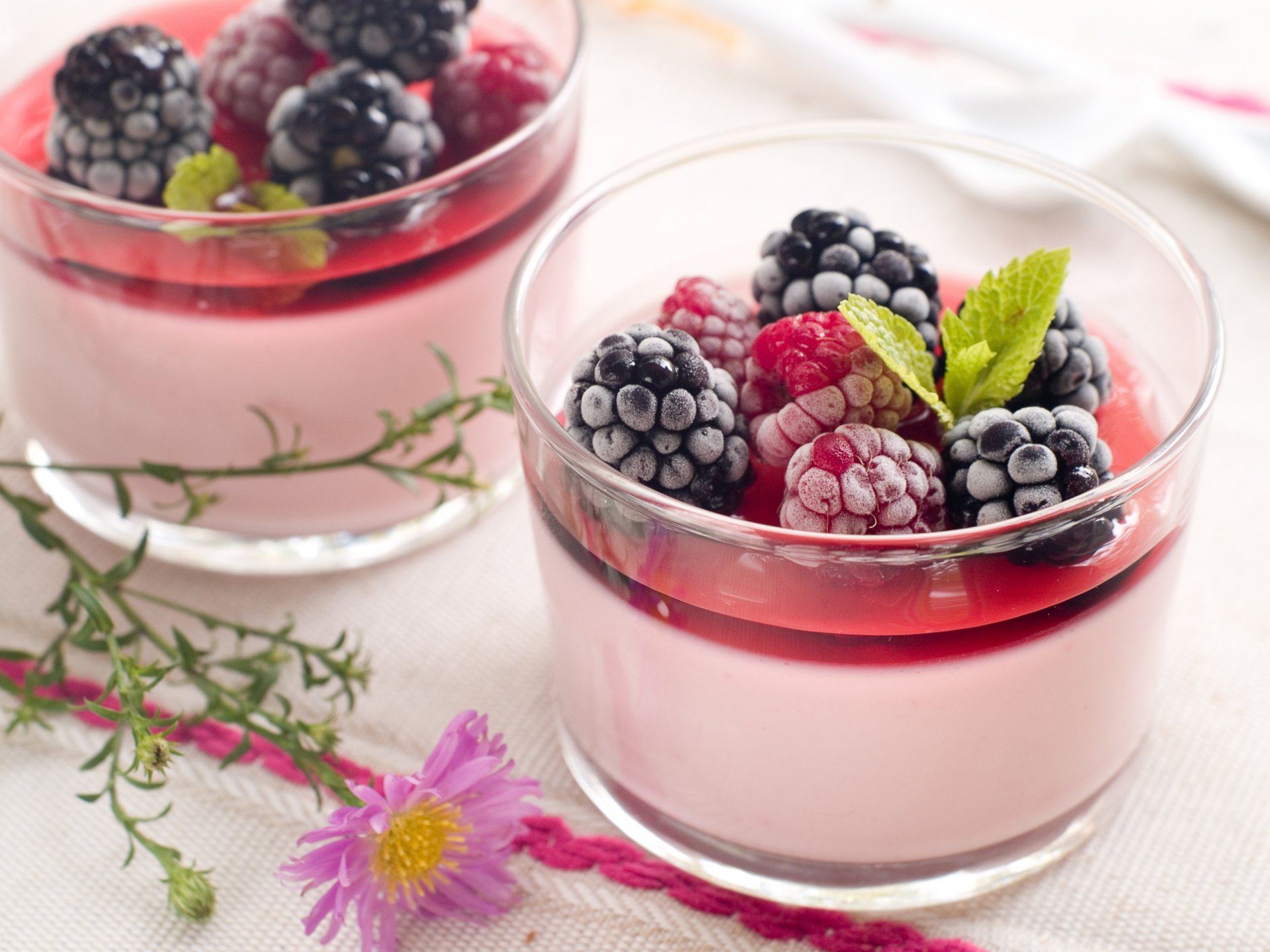 essen blaubeeren himbeeren beeren becher gläser blatt hintergrund tapete widescreen vollbild widescreen widescreen