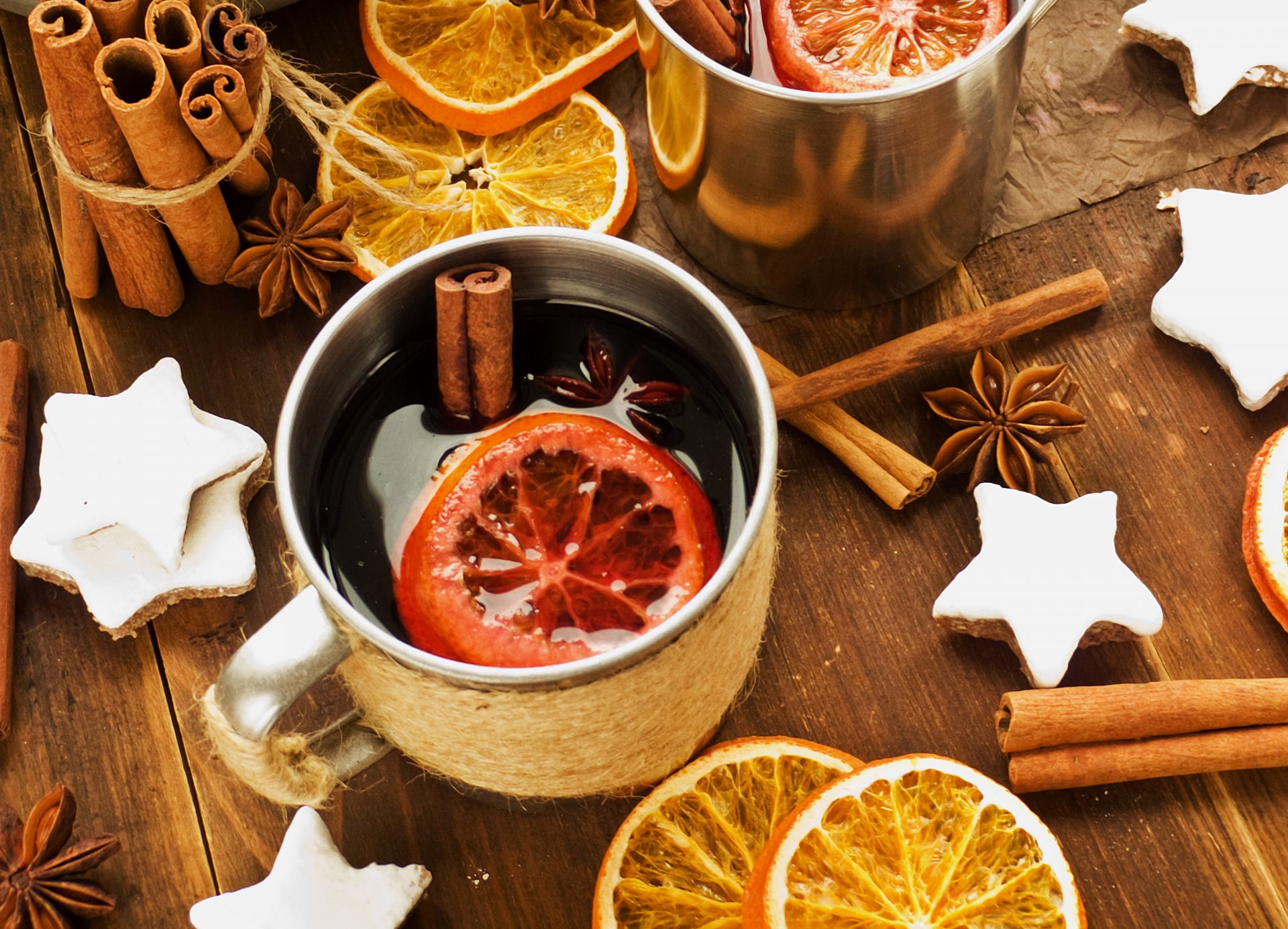 vin chaud boisson hiver vin oranges épices bâtons cannelle badiane anis tasse biscuits vacances nouvel an noël