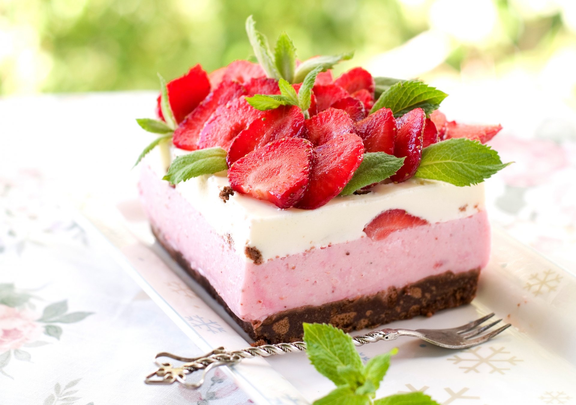 kuchen käsekuchen kuchen beeren erdbeere minze teller gabel süß dessert