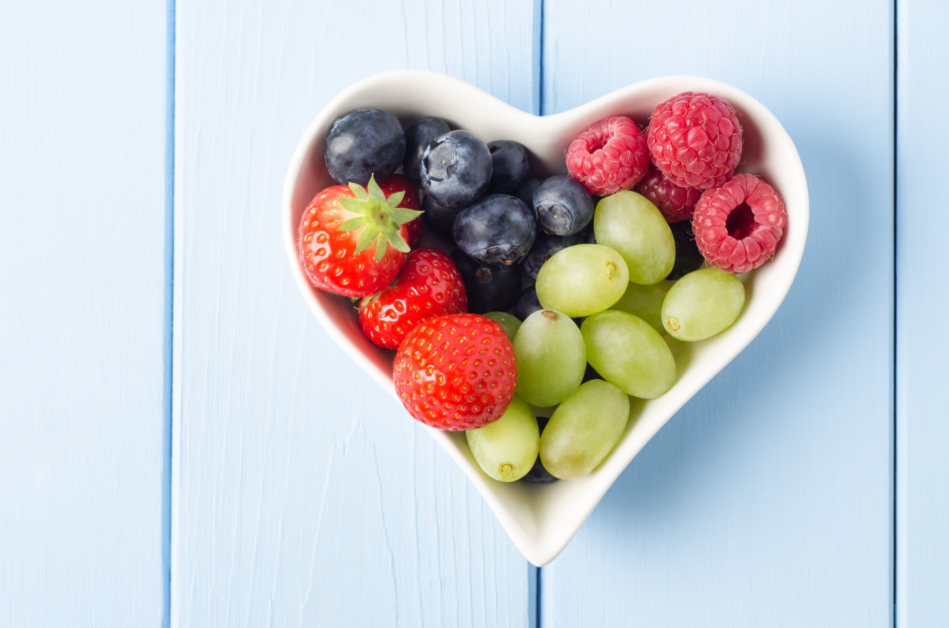 essen beeren blaubeeren erdbeeren trauben himbeeren teller form herz herz hintergrund tapete widescreen vollbild widescreen widescreen