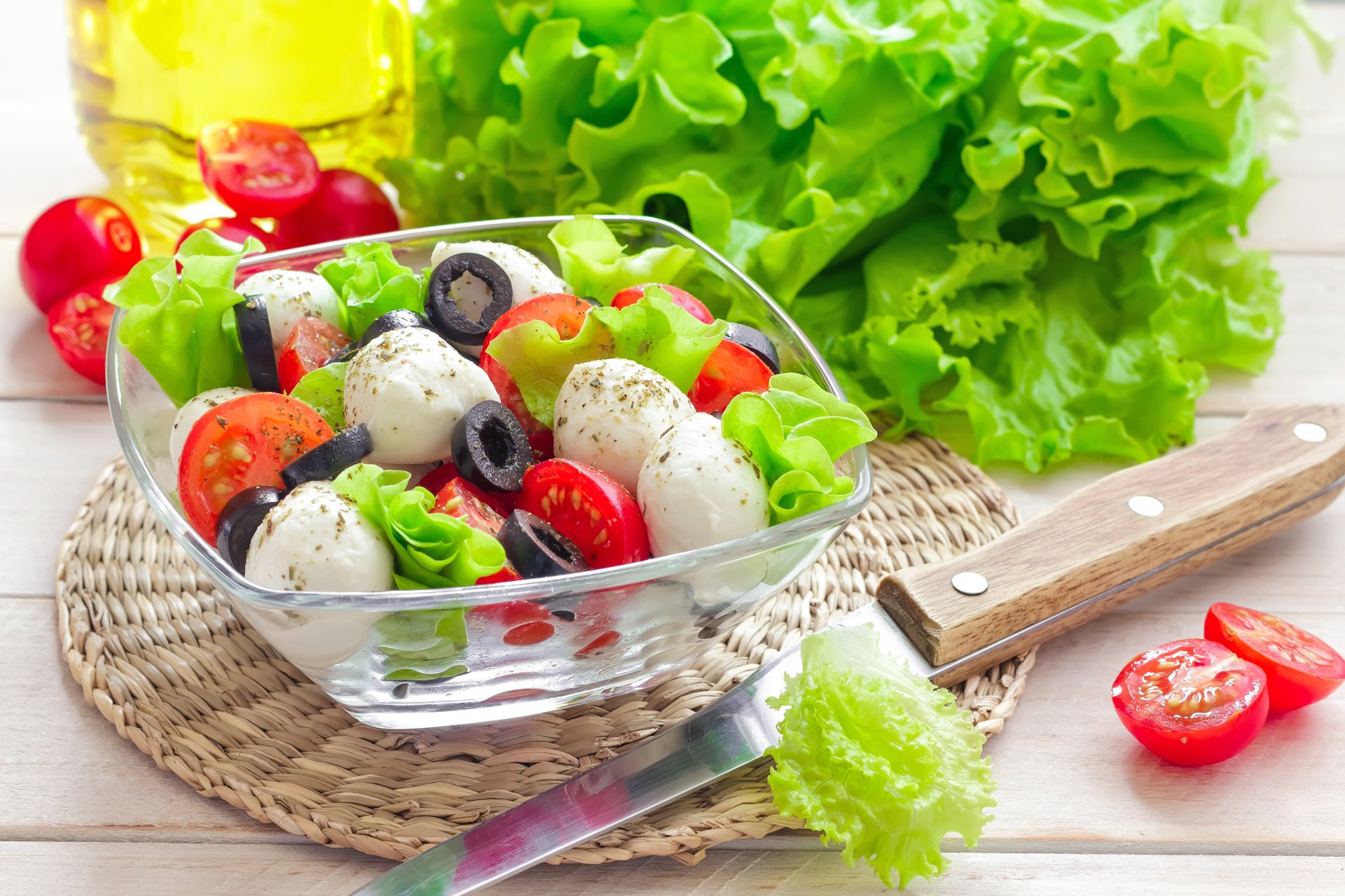 salade caprese apéritif tomates mozzarella fromage olives basilic beurre vaisselle couteau