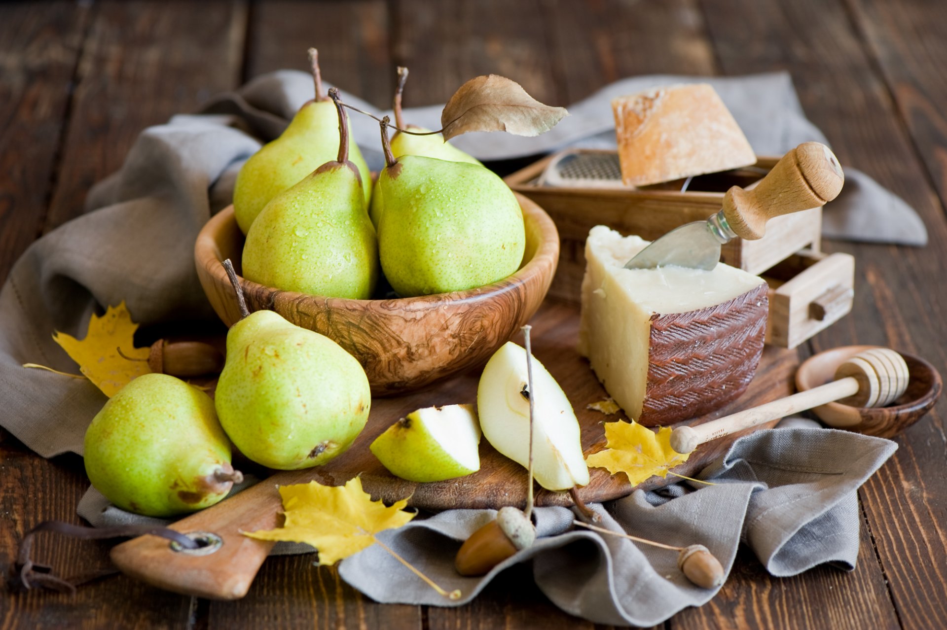 pere formaggio coltello stoviglie foglie giallo autunno raccolto frutta cibo natura morta anna verdina