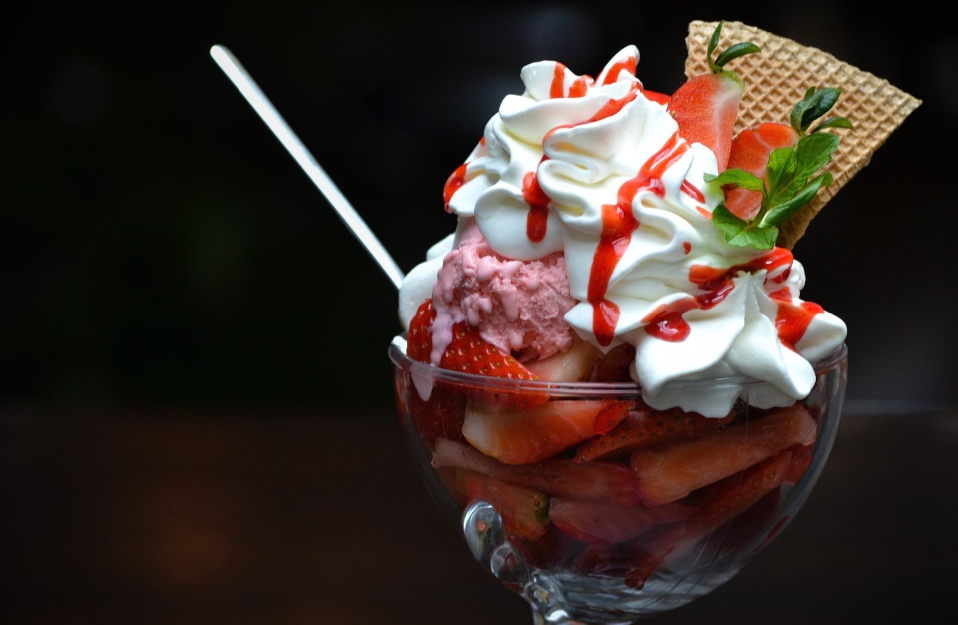 food sweet dessert ice cream sundae strawberry strawberry berry leaf blur background wallpaper widescreen fullscreen widescreen widescreen