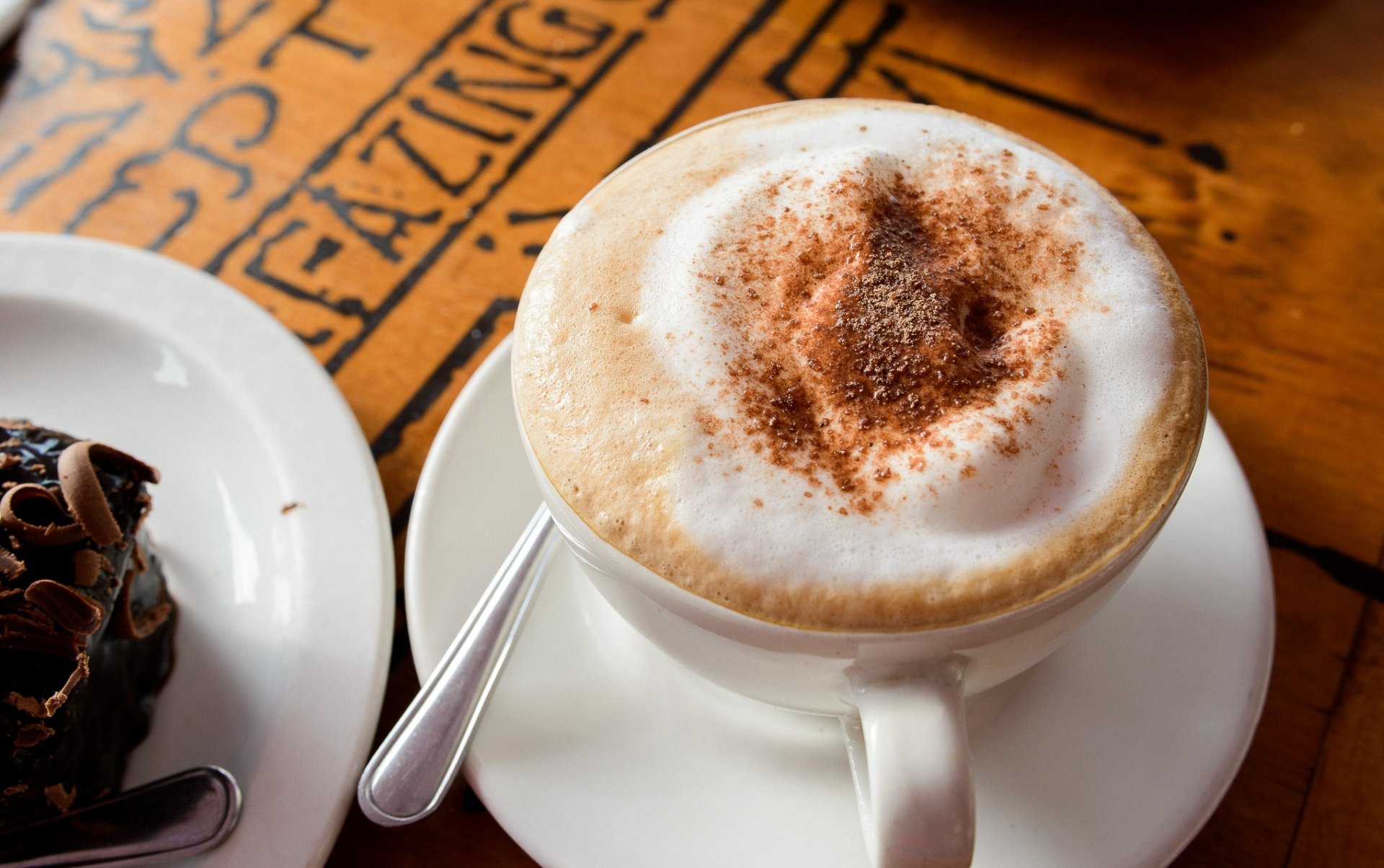 cappuccino café leche espuma chocolate bebida taza platillo cuchara plato pastel