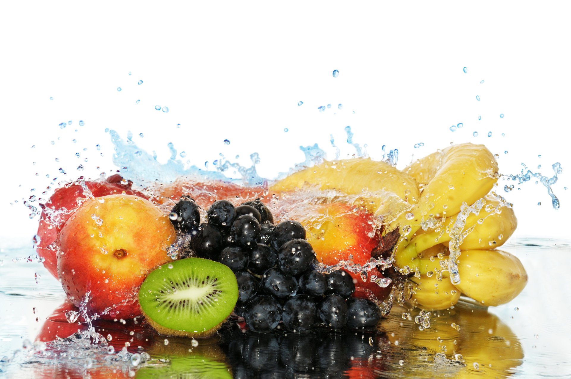 pêches bananes raisins kiwi eau splash fruits baies nourriture