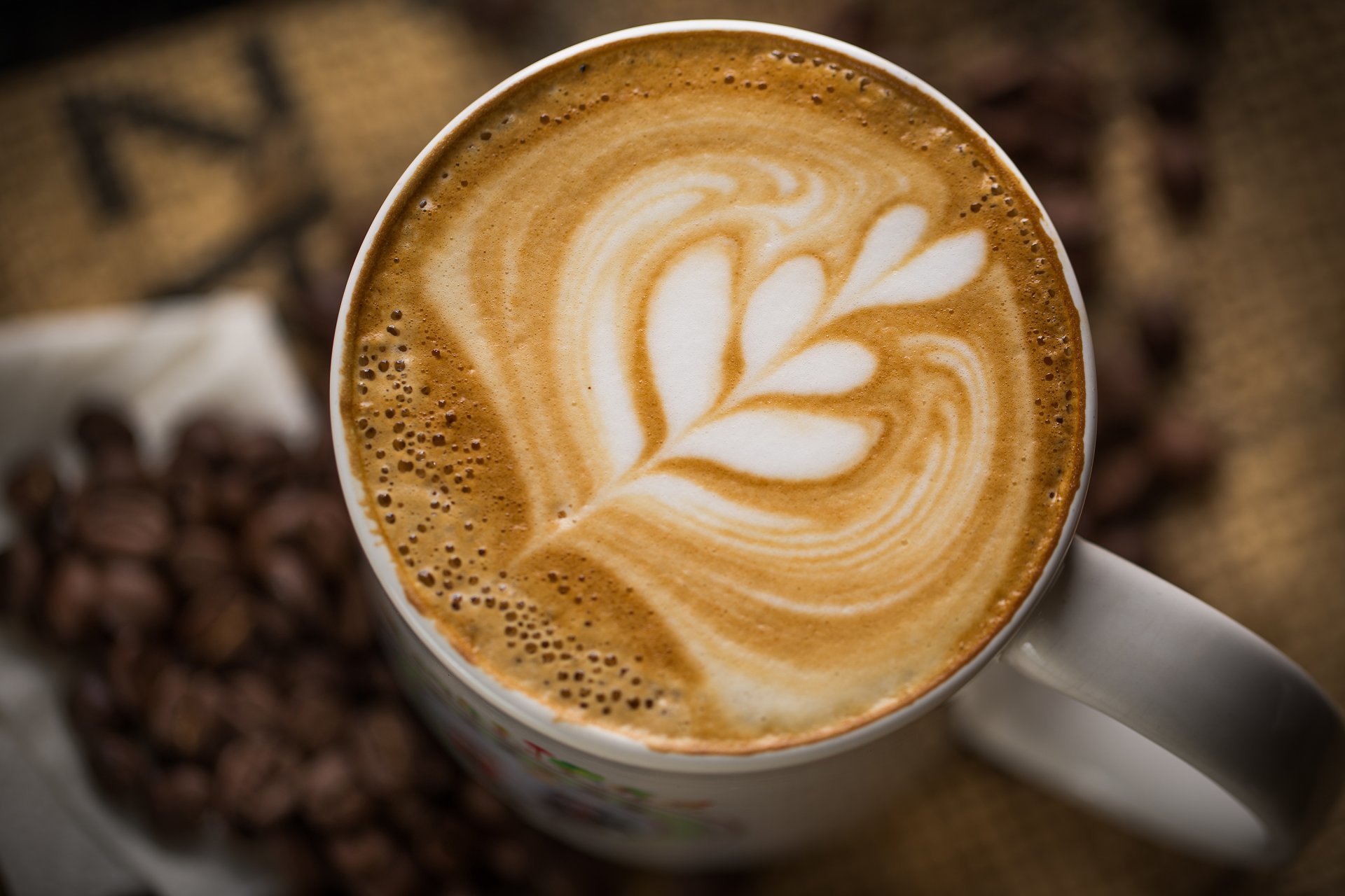 cappuccino kaffee schaum muster trinken tasse becher weiß körner