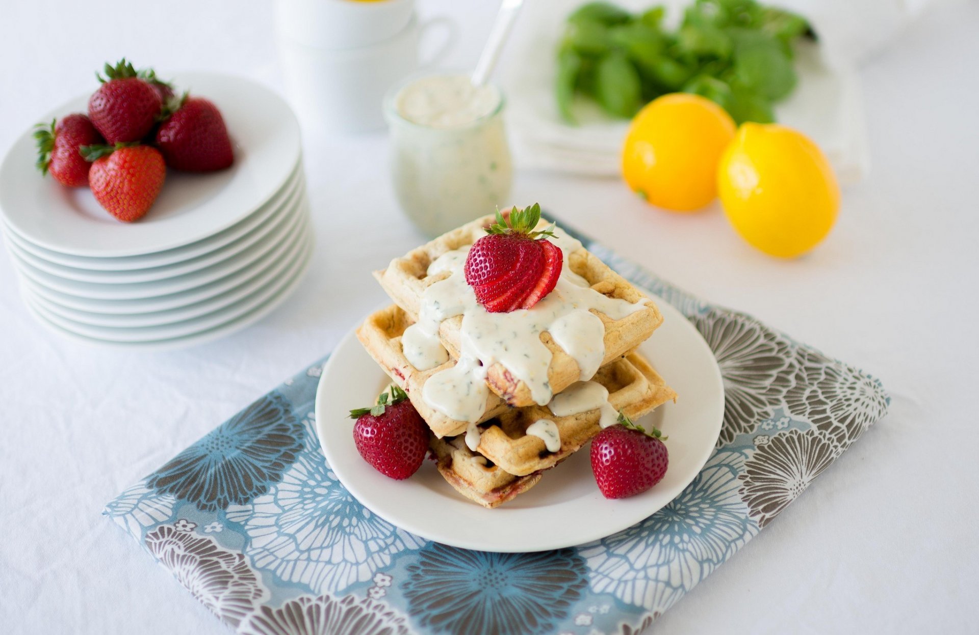 essen süß waffeln dessert beere erdbeere erdbeere rot zitrone hintergrund tapete widescreen vollbild widescreen widescreen