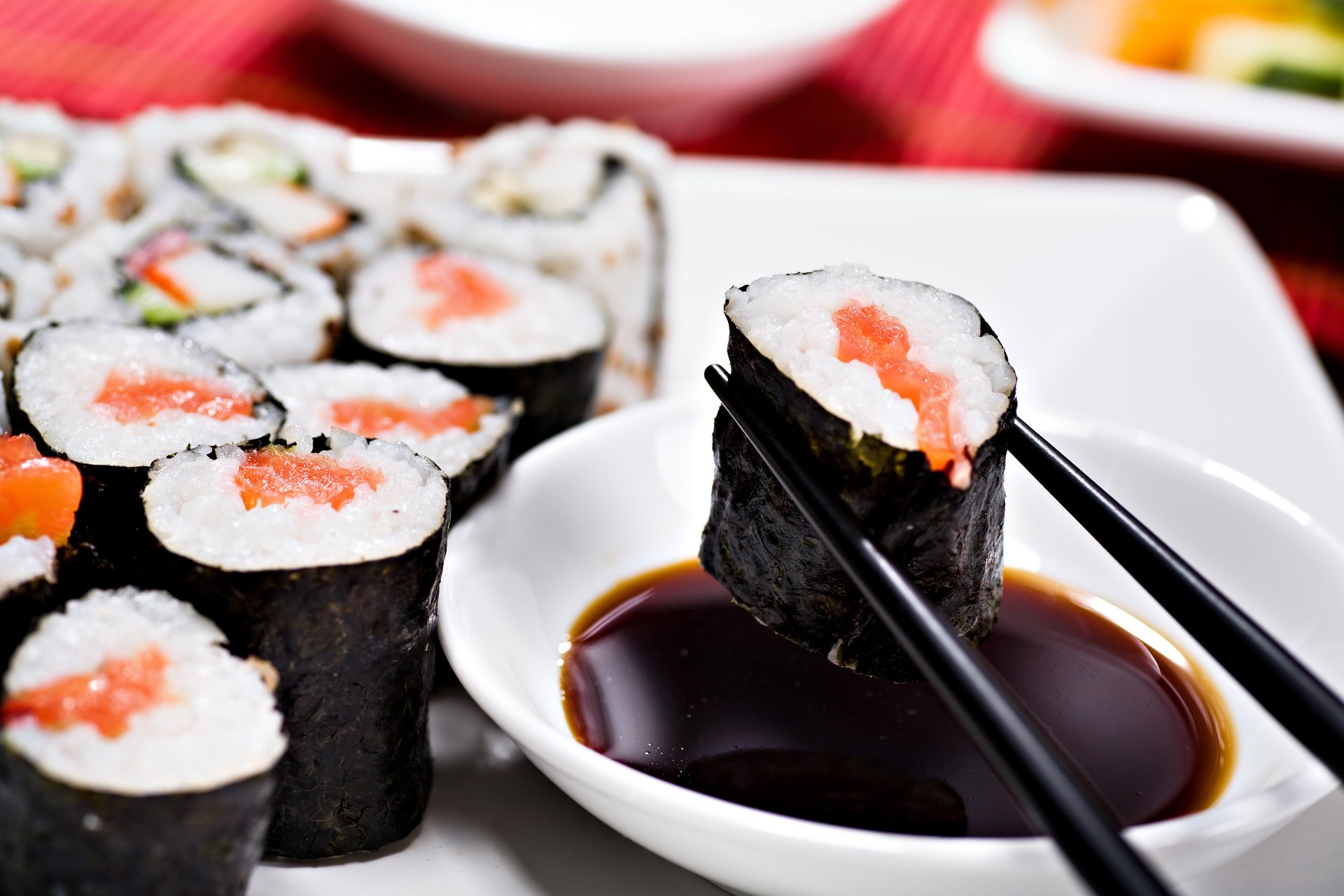 sushi brötchen reis nori stöcke sojasauce essen japanisches essen