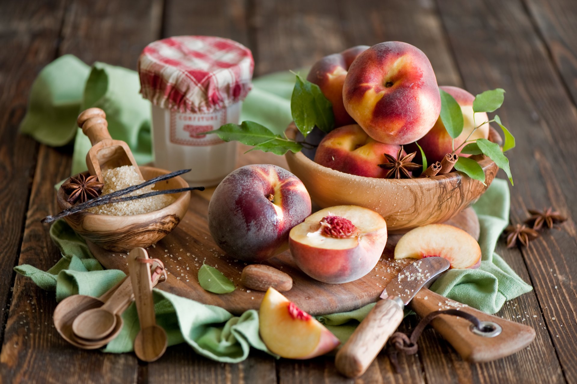 nectarina frutas melocotones canela anís anís vainilla especias azúcar tabla cucharas vajilla naturaleza muerta anna verdina