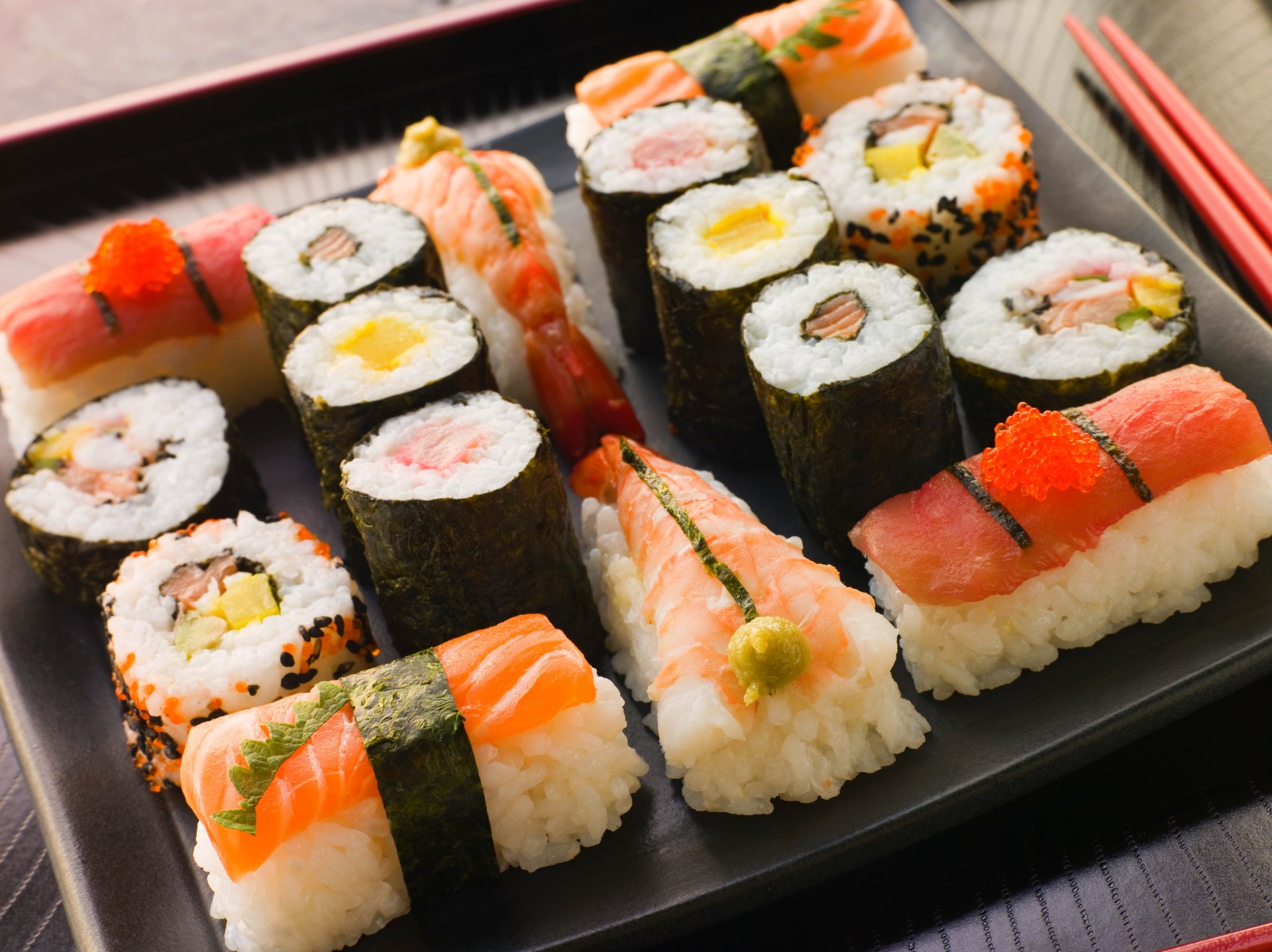 sushi japonia japonia jedzenie sushi bułki kuchnia japońska owoce morza czerwony kawior czerwona ryba łosoś krewetki ryż plastry kapusta morska krojenie porcja pałeczki