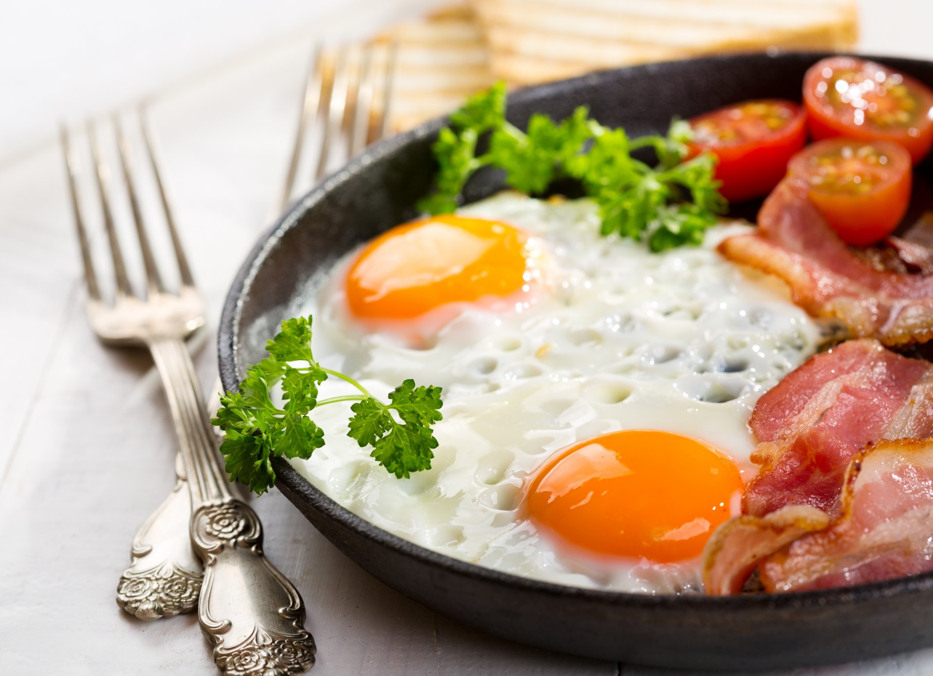 petit déjeuner œufs brouillés bacon tomates persil repas