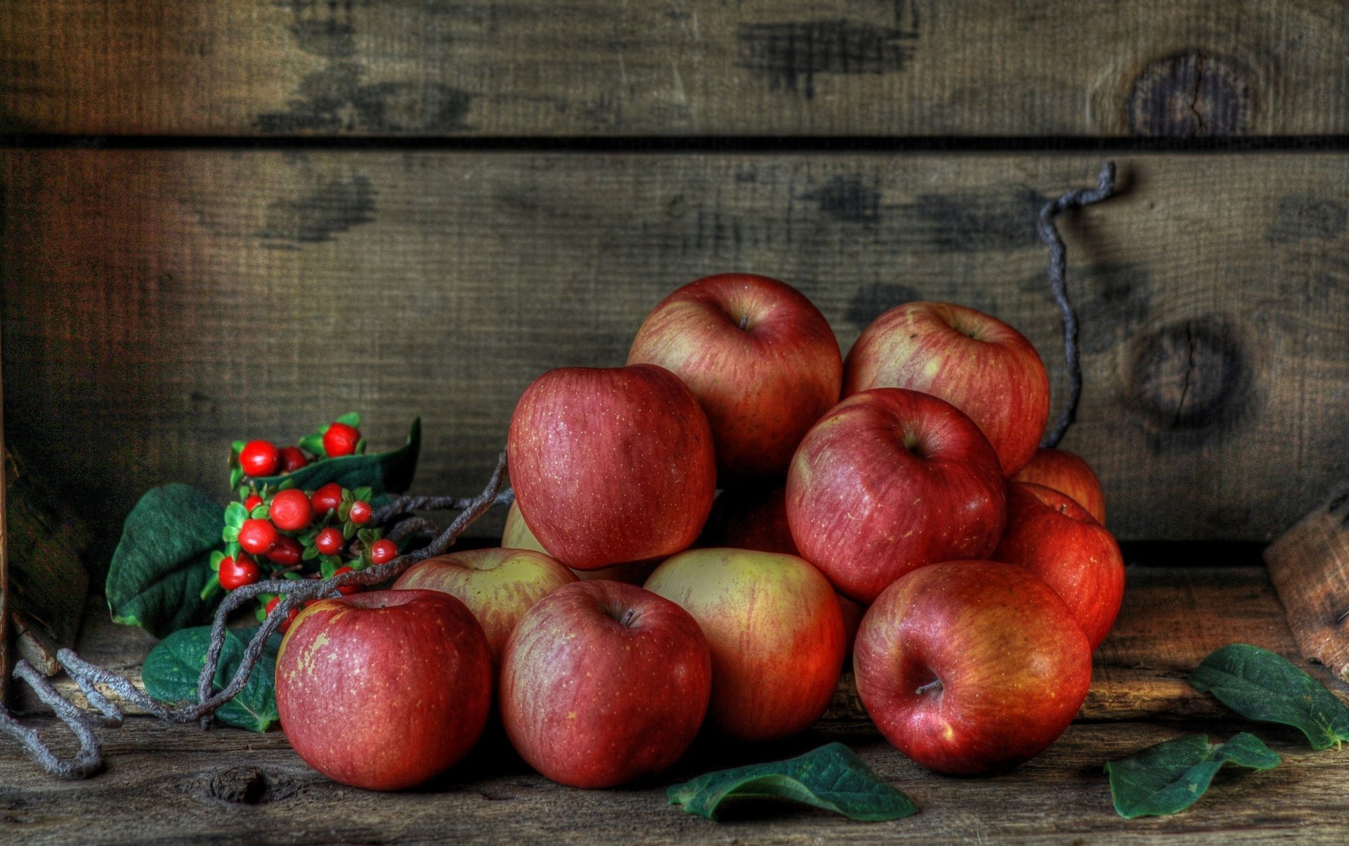 mûres pommes fruits nature morte baies rouges