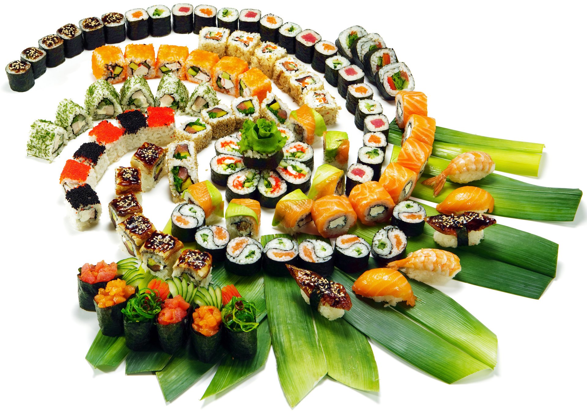 sushi japan japan essen susi brötchen japanisches essen meeresfrüchte schwarzer kaviar roter kaviar roter fisch lachs thunfisch garnelen reis scheiben schneiden servieren dekorationen blätter grüns