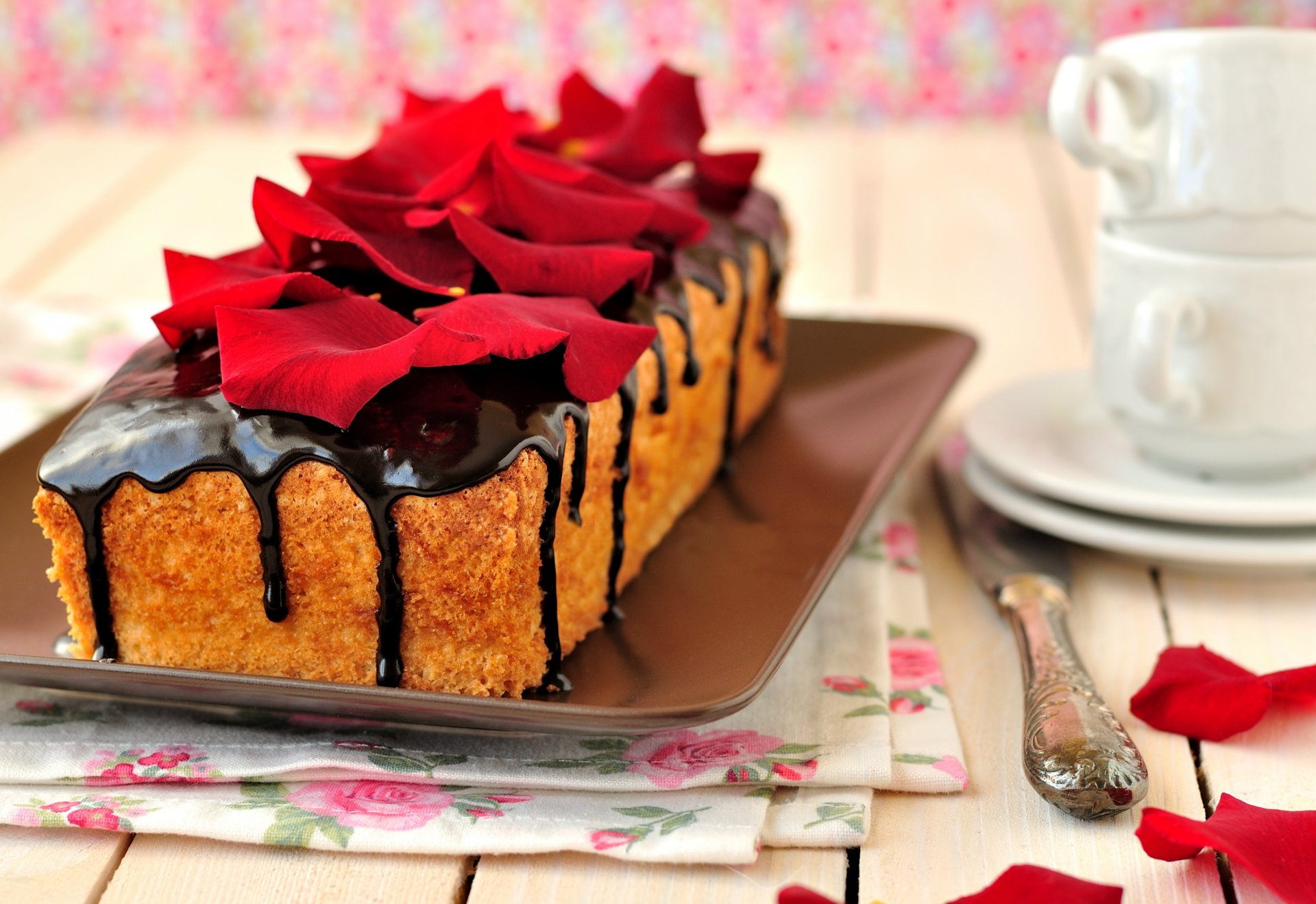 dessert chocolat gâteau brownie doux nourriture nourriture roses pétales tasses