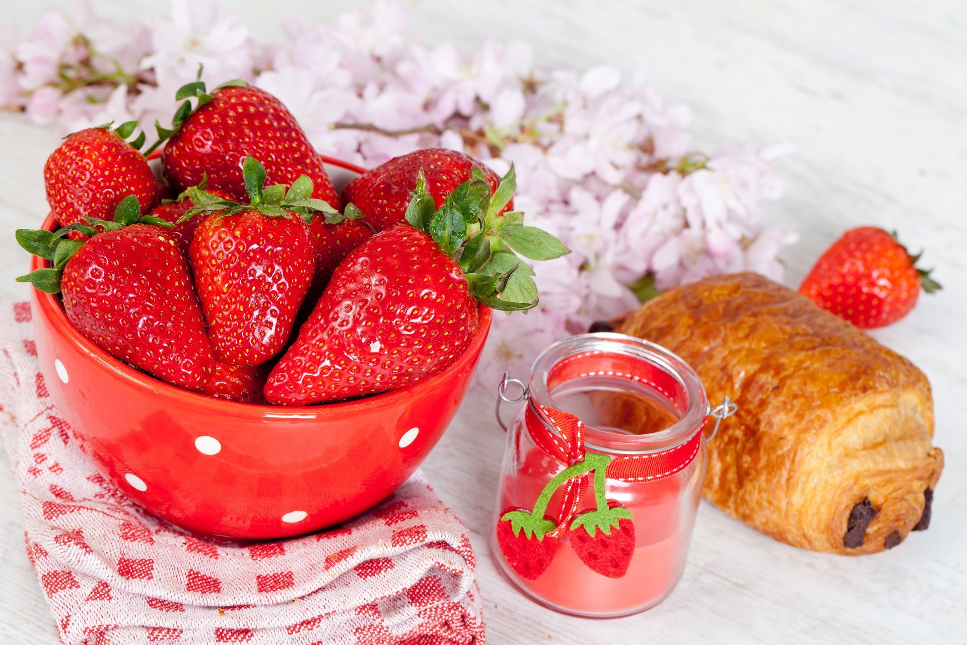 fraise plaque baies rouges pot fleurs pâtisserie croissant brioche chocolat repas petit déjeuner