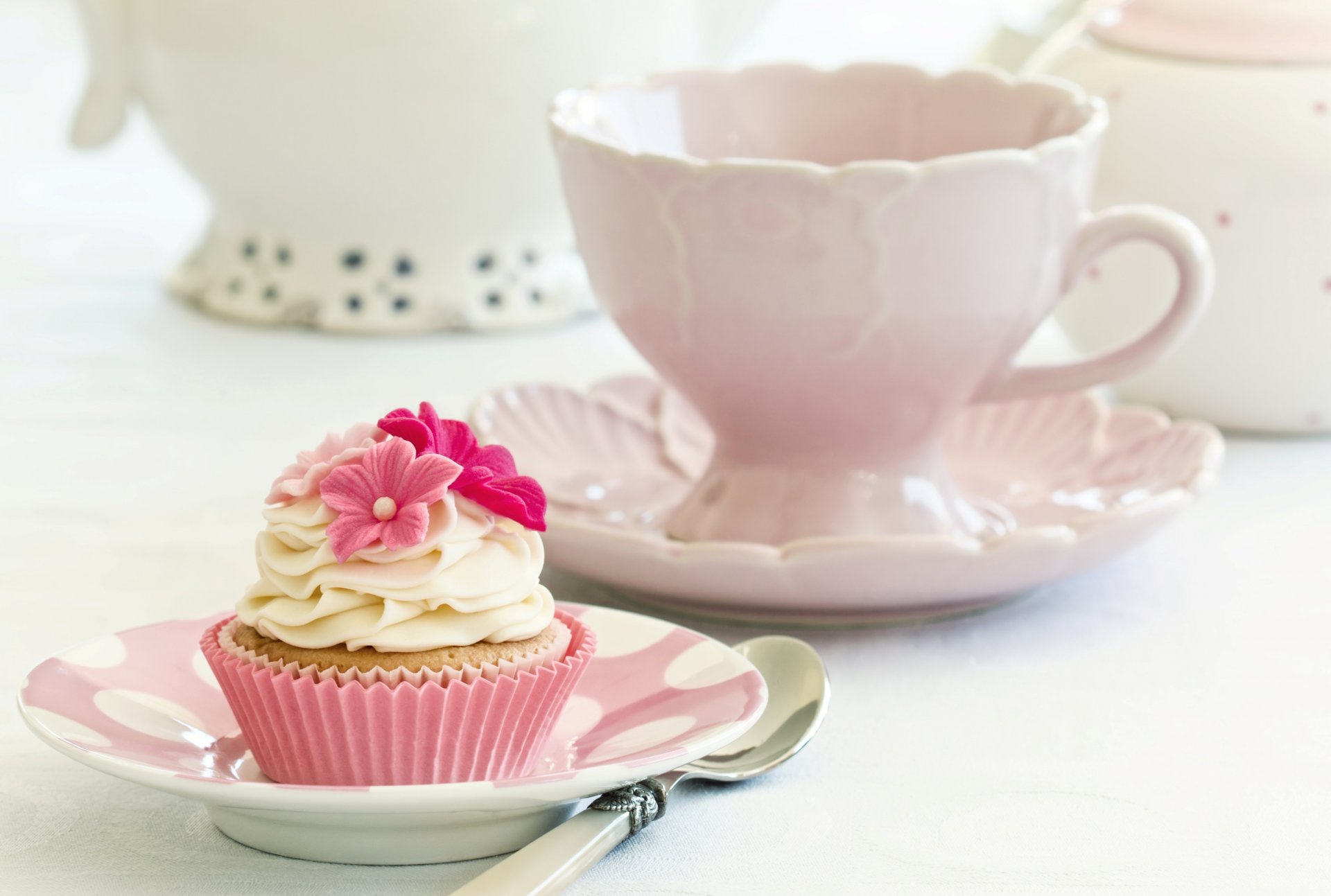 gâteau cupcake crème blanc fleurs rose alimentaire dessert doux vaisselle