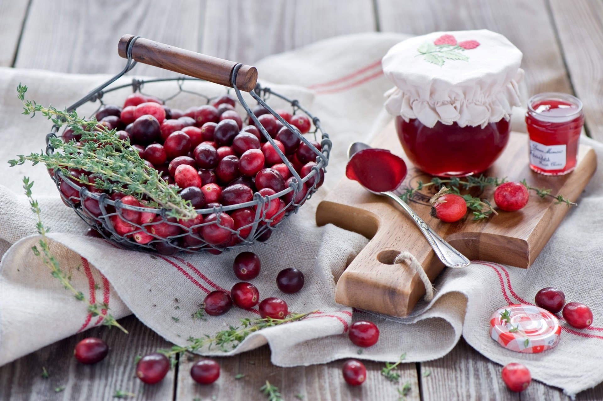 canneberges baies rouges confiture confiture pots cuillère églantier panier planche nature morte anna verdina