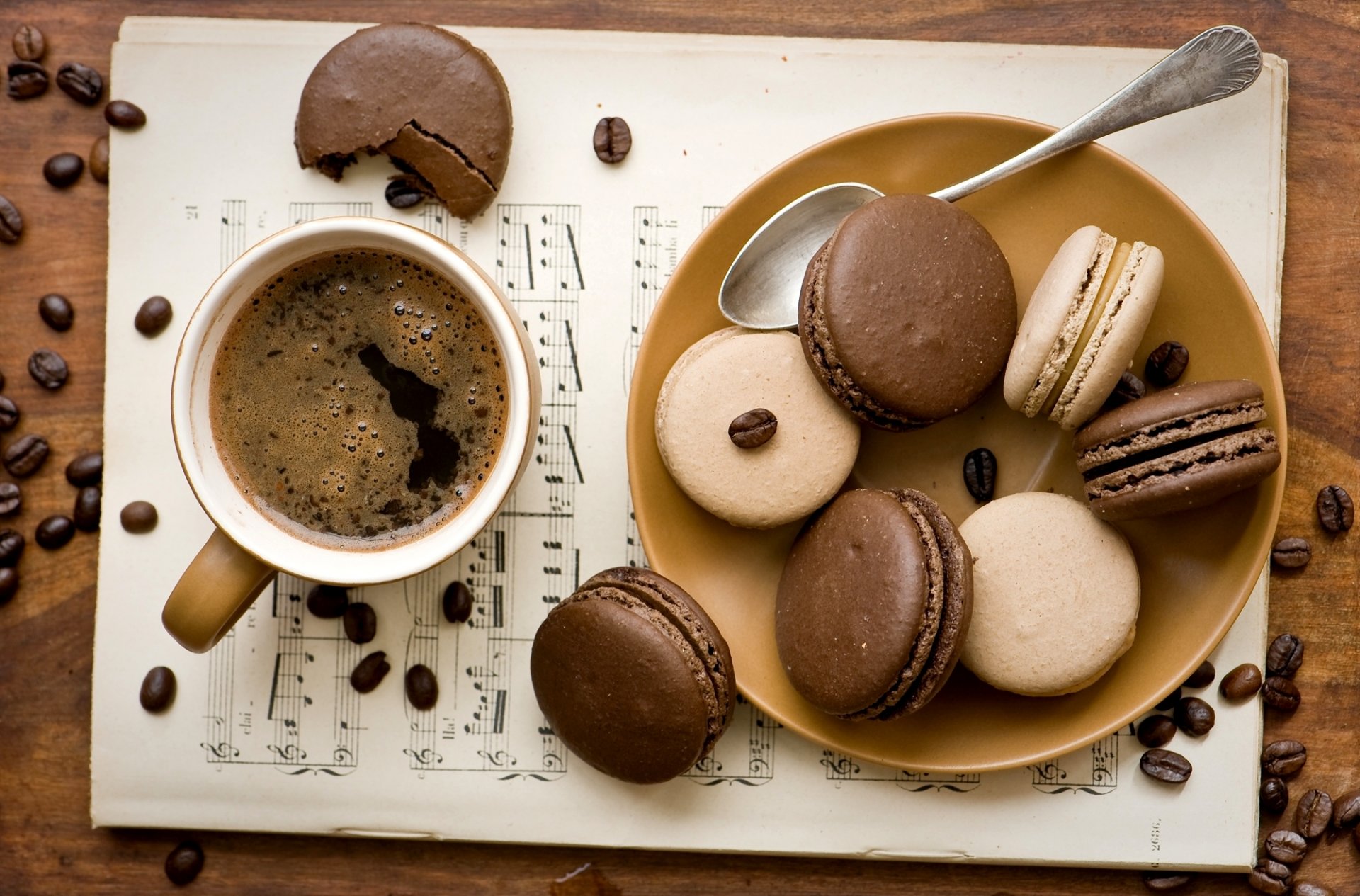 tazza di caffè grano biscotto macaron amaretto al cioccolato piatto cucchiaio notebook note anna verdina