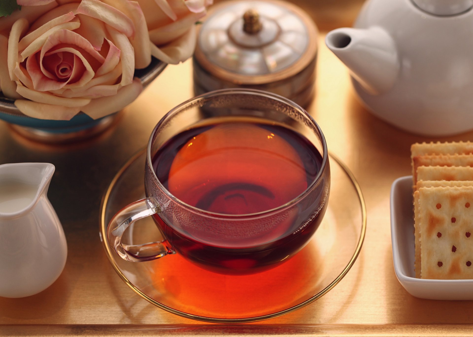 té taza leche galletas desayuno rosas mesa