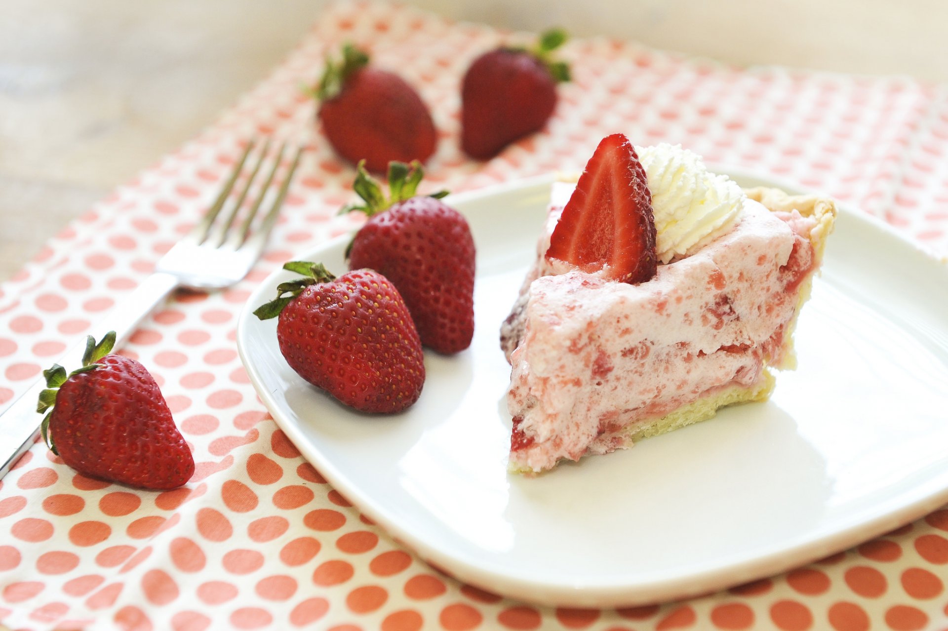 fraise gâteau assiette fourchette