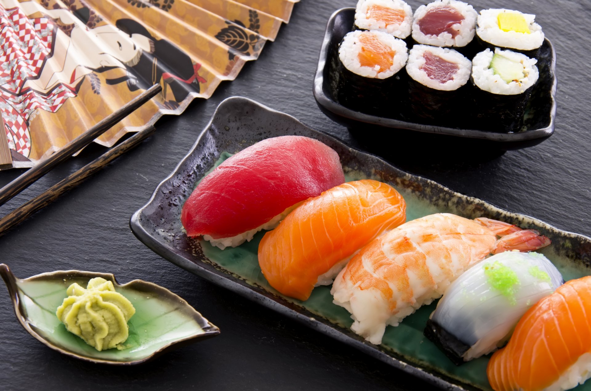 sushi ryby filety bułki ryż łosoś tuńczyk krewetki wasabi jedzenie