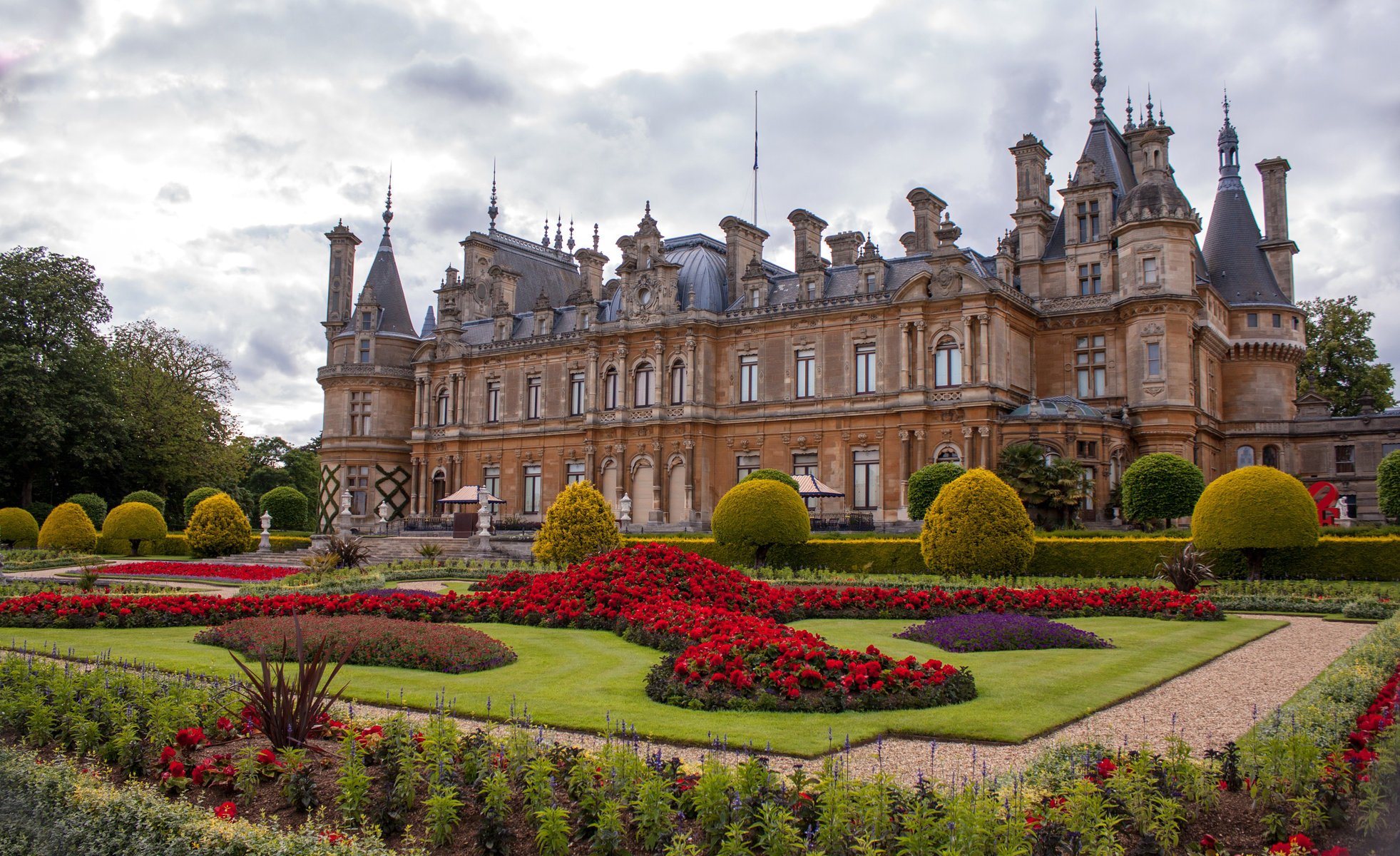 waddesdon manor pałac anglia park trawnik krzewy