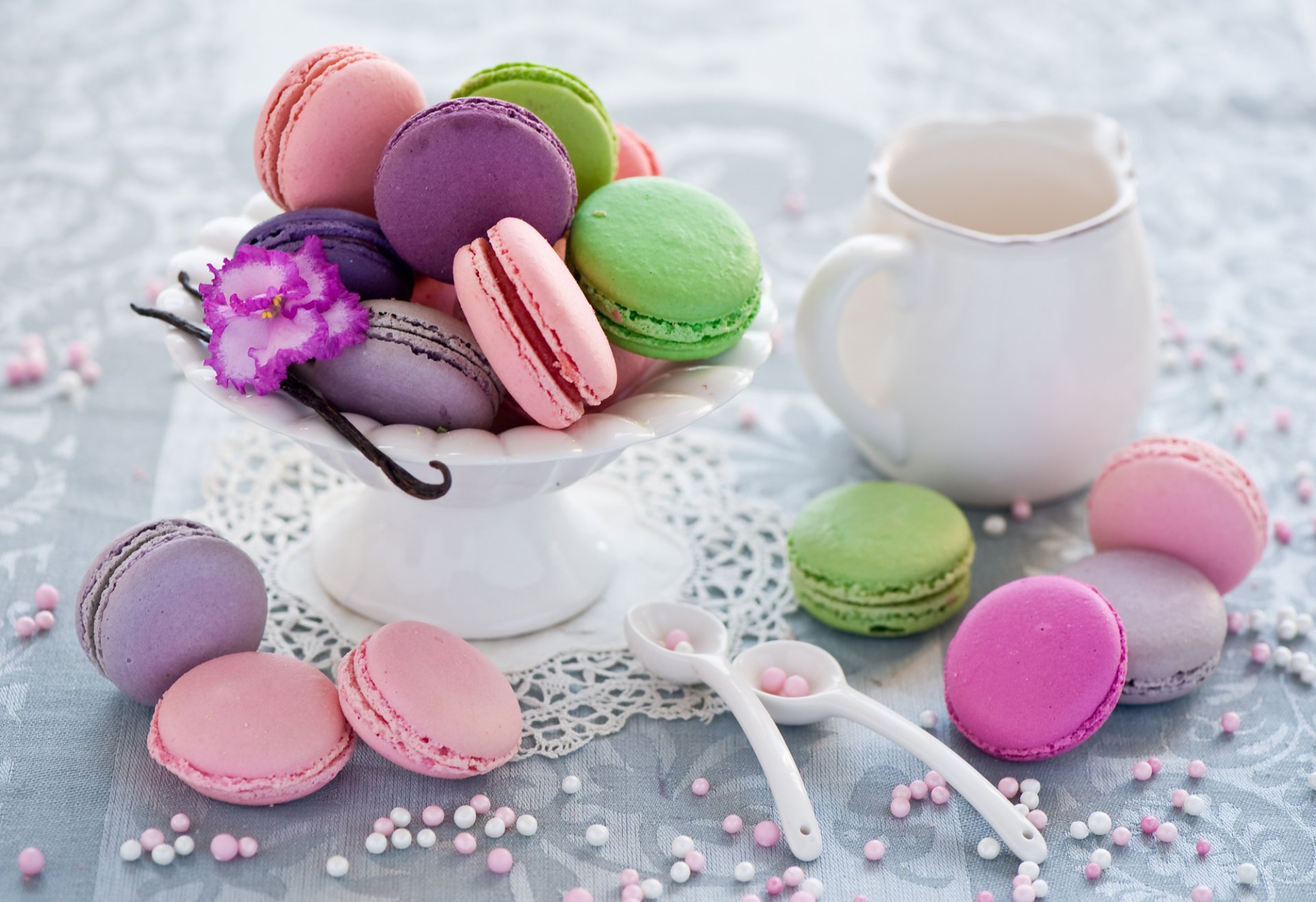 ciasteczka różne deser macaron makaronik wielobarwne łyżki naczynia anna verdina