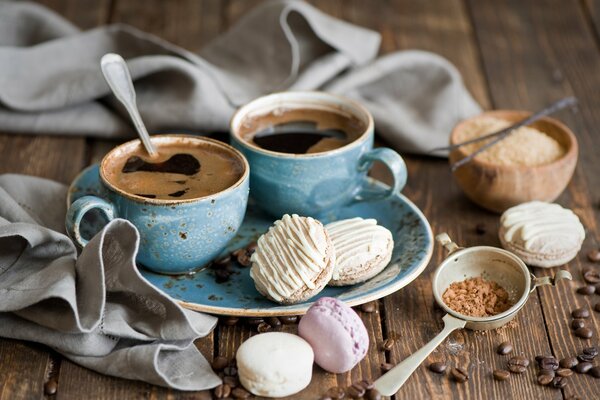 Pastel de macarrón con tazas de café