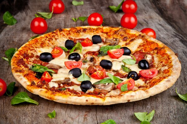 Pizza con pomodori, funghi e olive