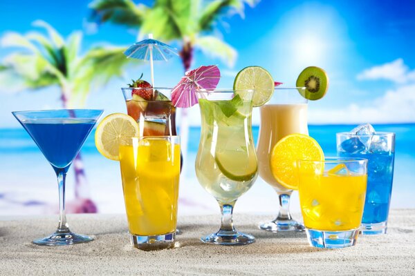 Cocktails de plage dans des verres et des verres