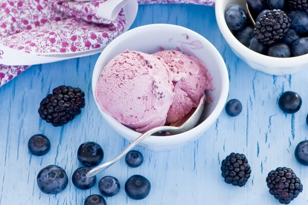 Helado de bayas. zarzamora. arándano azul. dulce