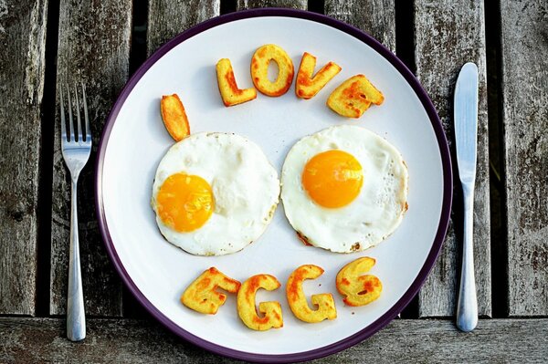 Lustiges Rührei aus zwei Eiern zum Frühstück