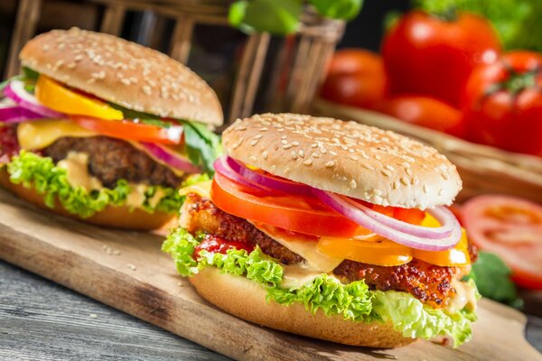 Foto eines Hamburgers mit Zwiebeln und Fleisch