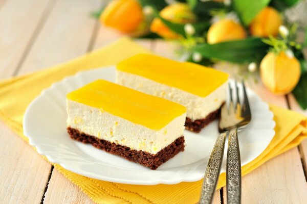Dos pasteles con tapa amarilla