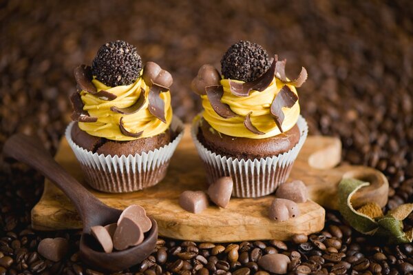 Aromatischer Kaffee und Kaffee-Cupcakes