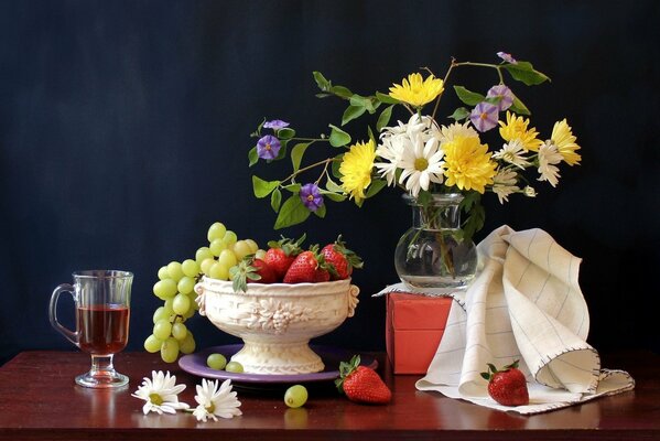 Nature morte avec un vase de fruits et un bouquet