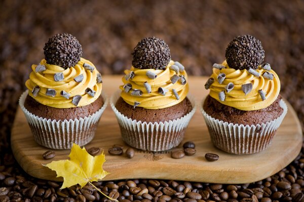 Muffins de trufa en una tabla de madera