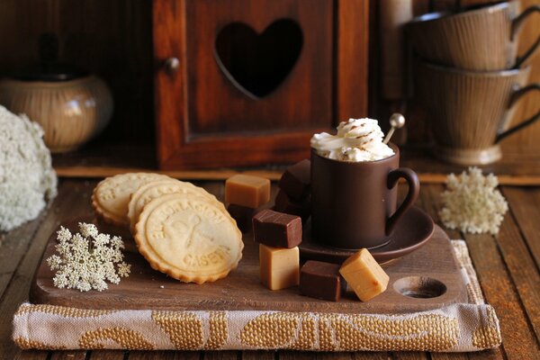 Taza de café y galletas en tonos marrones