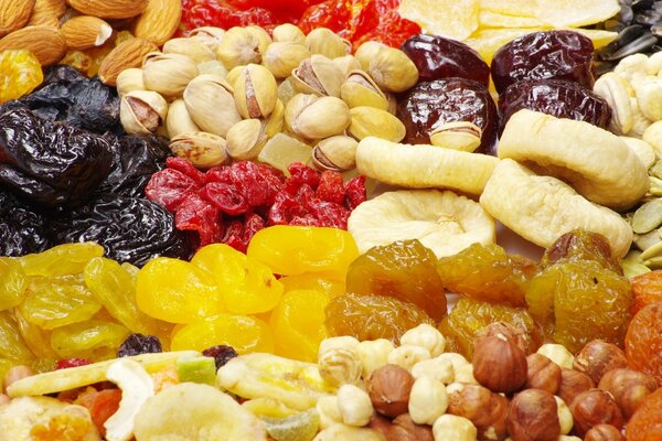 Una variedad de frutas secas y nueces es un alimento saludable