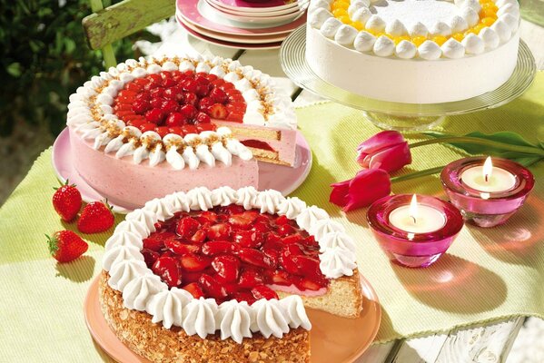 Table de fête avec gâteau aux fraises