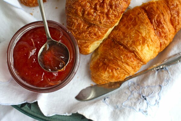 Croissants im Servieren mit dicker Marmelade